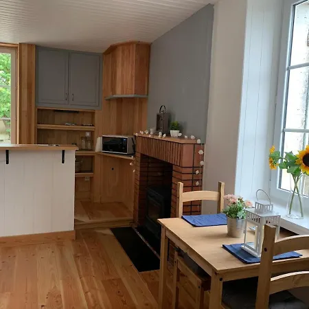 De Catherine, Beautiful Gite, Private Pool, Magnificent Views!!! Nanteuil-Auriac-de-Bourzac